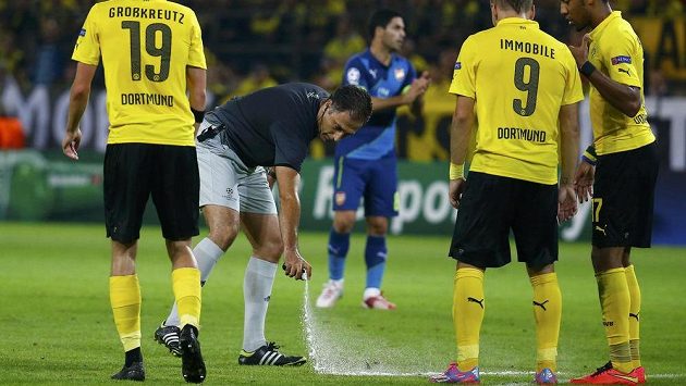 Portugalský rozhodčí Olegario Benquerenca v utkání mezi Dortmundem a Arsenalem. Portugalský rozhodčí Olegario Benquerenca v utkání mezi Dortmundem a Arsenalem.