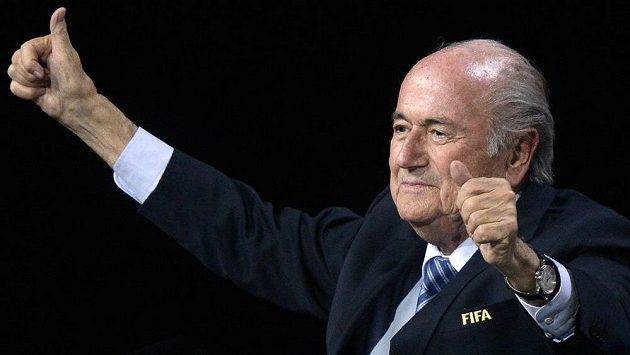 Sepp Blatter se raduje ze svého znovuzvolení do čela FIFA. Sepp Blatter se raduje ze svého znovuzvolení do čela FIFA.