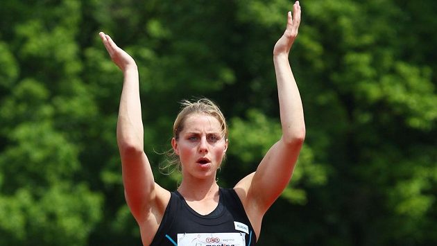 Sedmibojařka Eliška Klučinová při mítinku v Kladně. Sedmibojařka Eliška Klučinová při mítinku v Kladně.