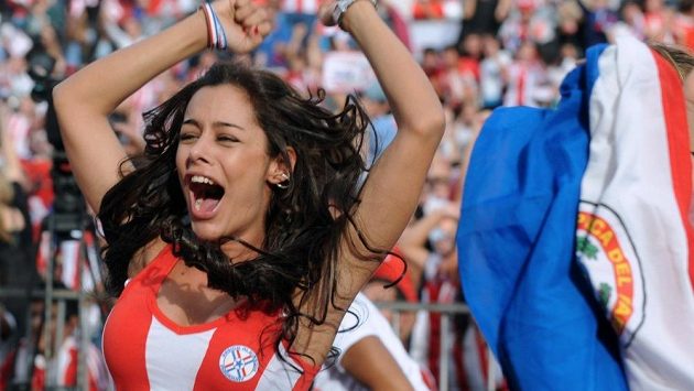Fotbal a krásné fanynky, toto spojení už léta dokumentuje vyhlášená paraguayská modelka Larissa Riquelme. Fotbal a krásné fanynky, toto spojení už léta dokumentuje vyhlášená paraguayská modelka Larissa Riquelme.