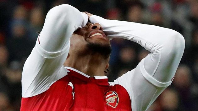 Fotbalista Arsenalu Alex Iwobi po neproměněné šanci v Moskvě. Fotbalista Arsenalu Alex Iwobi po neproměněné šanci v Moskvě.