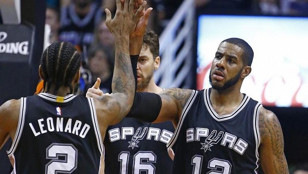 Zleva Kawhi Leonard, Pau Gasol a LaMarcus Aldridge ze San Antonia při utkání v Phoenixu. Zleva Kawhi Leonard, Pau Gasol a LaMarcus Aldridge ze San Antonia při utkání v Phoenixu.