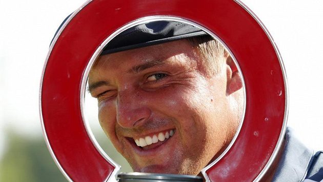Bryson DeChambeau se dívá skrz trofej pro vítěze Rocket Mortgage Classic v Detroitu. Bryson DeChambeau se dívá skrz trofej pro vítěze Rocket Mortgage Classic v Detroitu.