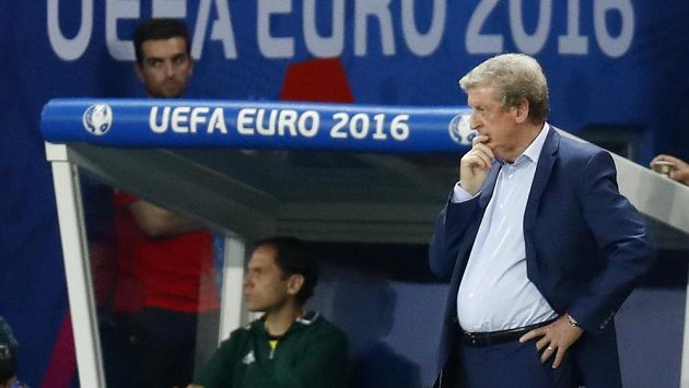 Trenér anglické reprezentace Roy Hodgson po prohře s Islandem rezignoval. Trenér anglické reprezentace Roy Hodgson po prohře s Islandem rezignoval.