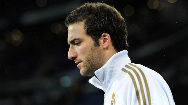 Gonzalo Higuaín opoští Real Madrid. Místo Arsenalu však zakotví v Neapoli. Gonzalo Higuaín opoští Real Madrid. Místo Arsenalu však zakotví v Neapoli.