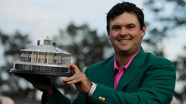 Vítěz Patrick Reed pózuje v tradičním zeleném saku s trofejí pro vítěze Masters. Vítěz Patrick Reed pózuje v tradičním zeleném saku s trofejí pro vítěze Masters.
