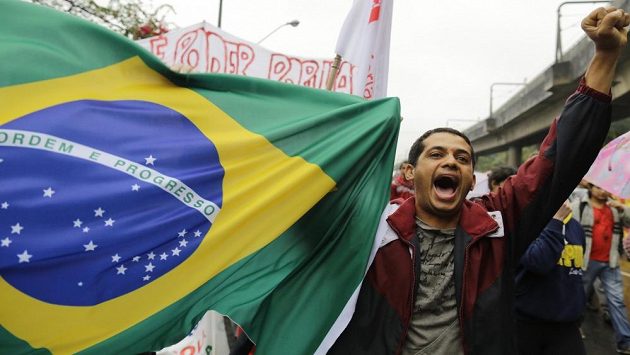 Bouřící se Brazilci chystají pochod na stadión v Belo Horizonte. Bouřící se Brazilci chystají pochod na stadión v Belo Horizonte.