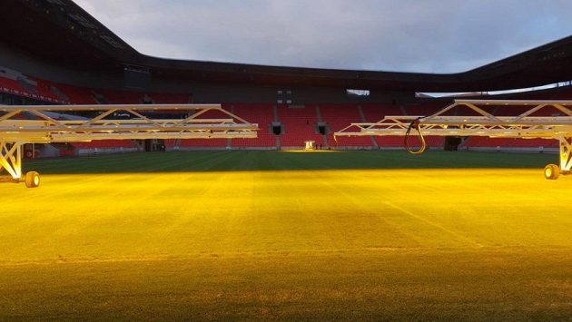 Předseda představenstva fotbalové Slavie se pochlubil novinkou. Na stadionu září umělé slunce. Předseda představenstva fotbalové Slavie se pochlubil novinkou. Na stadionu září umělé slunce.