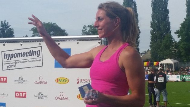 Eliška Klučinová zdraví diváky při slavnostním vyhlášení mítinku v Götzisu. Eliška Klučinová zdraví diváky při slavnostním vyhlášení mítinku v Götzisu.