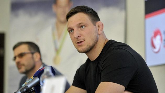 Reprezentační trenér judistů Petr Lacina (vzadu) na snímku s Lukášem Krpálkem, který tentokrát v soutěži družstev chyběl. Reprezentační trenér judistů Petr Lacina (vzadu) na snímku s Lukášem Krpálkem, který tentokrát v soutěži družstev chyběl.