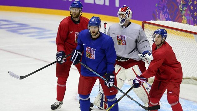 Trénink české hokejové reprezentace v Soči. Zleva útočník Jiří Novotný, obránce Michal Barinka, brankář Alexandr Salák a forvard Roman Červenka. Trénink české hokejové reprezentace v Soči. Zleva útočník Jiří Novotný, obránce Michal Barinka, brankář Alexandr Salák a forvard Roman Červenka.