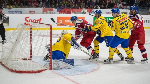 Útočník David Pastrňák (druhý zleva) střílí gól proti Švédsku v utkání ve Znojmě. Útočník David Pastrňák (druhý zleva) střílí gól proti Švédsku v utkání ve Znojmě.