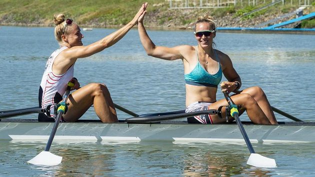 Lenka Antošová (vlevo) a Kristýna Fleissnerová se na vodě cítí mnohem lépe než v simulované tokijské výhni. Lenka Antošová (vlevo) a Kristýna Fleissnerová se na vodě cítí mnohem lépe než v simulované tokijské výhni.