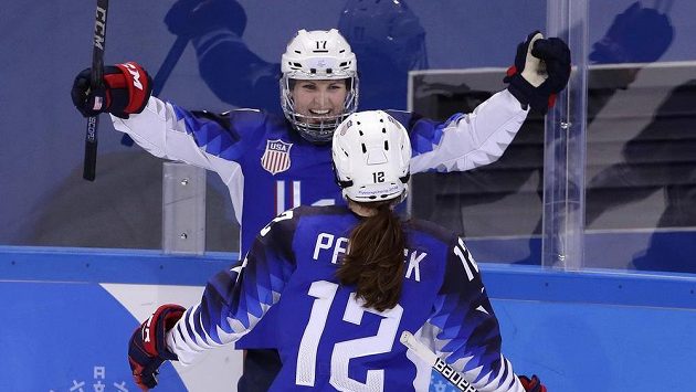 Jocelyne Lamoureuxová-Davidsonová (17) slaví se spoluhráčkou z týmu USA Kelly Pannekovou (12) gól proti Rusku. Jocelyne Lamoureuxová-Davidsonová (17) slaví se spoluhráčkou z týmu USA Kelly Pannekovou (12) gól proti Rusku.