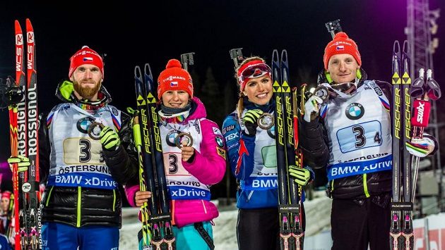 Zleva Michal Šlesingr, Veronika Vítková, Gabriela Soukalová a Ondřej Moravec s bronzovými medailemi. Zleva Michal Šlesingr, Veronika Vítková, Gabriela Soukalová a Ondřej Moravec s bronzovými medailemi.