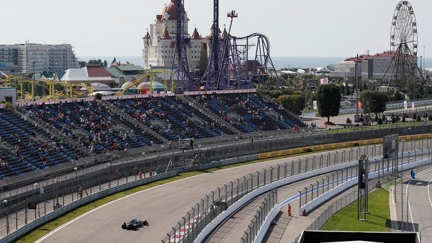 Fin Valtteri Bottas s mercedesem během tréninku v Soči. Fin Valtteri Bottas s mercedesem během tréninku v Soči.