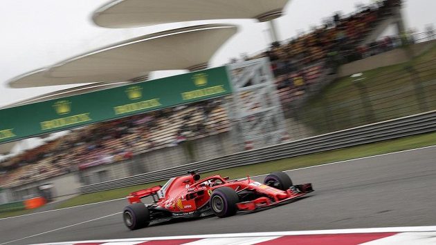 Sebastian Vettel z Ferrari při kvalifikaci na Velkou cenu Číny. Sebastian Vettel z Ferrari při kvalifikaci na Velkou cenu Číny.