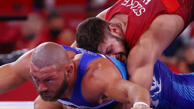 Český zápasník Artur Omarov (v modrém) v olympijském osmifinále s Maďarem Alexem Szökem. Český zápasník Artur Omarov (v modrém) v olympijském osmifinále s Maďarem Alexem Szökem.
