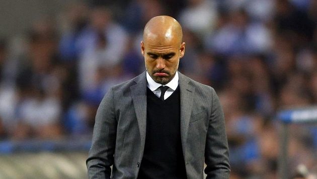 Bezradný kouč Bayernu Mnichov Pep Guardiola. Bezradný kouč Bayernu Mnichov Pep Guardiola.