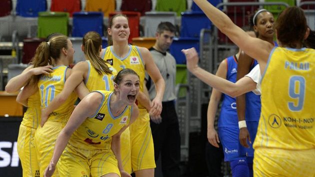 Basketbalistky ZVVZ USK Praha se radují z vítězství a postupu do Final Four Evropské ligy. Basketbalistky ZVVZ USK Praha se radují z vítězství a postupu do Final Four Evropské ligy.
