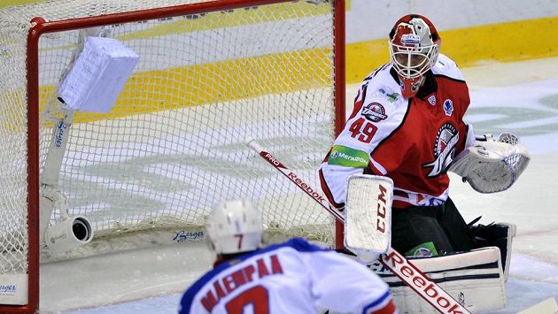 Mikko Mäenpää ze Lva v šanci před brankářem Doněcku Michaelem Leightonem. Mikko Mäenpää ze Lva v šanci před brankářem Doněcku Michaelem Leightonem.