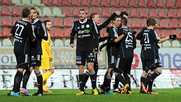 Hráči Příbrami se radují z gólu v duelu proti Jihlavě. Hráči Příbrami se radují z gólu v duelu proti Jihlavě.