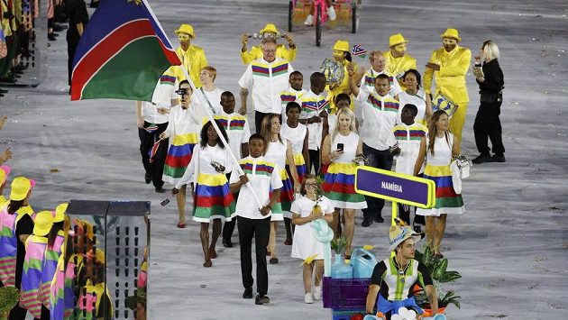 Vlajkonoš namibijské výpravy Jonas Junias. Vlajkonoš namibijské výpravy Jonas Junias.