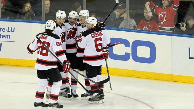 Hokejisté New Jersey Devils se radují ze Zajacova gólu do sítě Rangers. Hokejisté New Jersey Devils se radují ze Zajacova gólu do sítě Rangers.