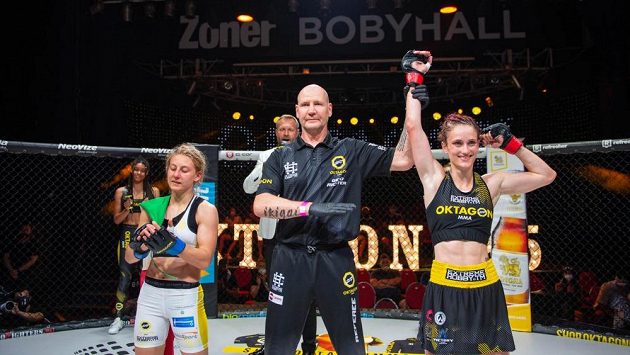 Monika Chochlíková (vpravo) zvítězila na turnaji OKTAGON 25 nad Italkou Giuliou Chinellovou. Monika Chochlíková (vpravo) zvítězila na turnaji OKTAGON 25 nad Italkou Giuliou Chinellovou.