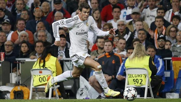 Gareth Bale z Realu Madrid nabírá rychlost v utkání s Bayernem Mnichov. Gareth Bale z Realu Madrid nabírá rychlost v utkání s Bayernem Mnichov.