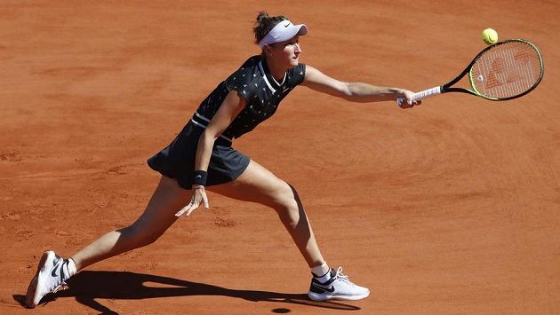Markéta Vondroušová v osmifinálovém klání proti Anastasiji Sevastovové z Lotyšska. Markéta Vondroušová v osmifinálovém klání proti Anastasiji Sevastovové z Lotyšska.