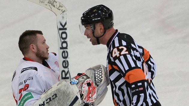 Hokejový rozhodčí Antonín Jeřábek si umí zjednat respekt i v KHL. Hokejový rozhodčí Antonín Jeřábek si umí zjednat respekt i v KHL.