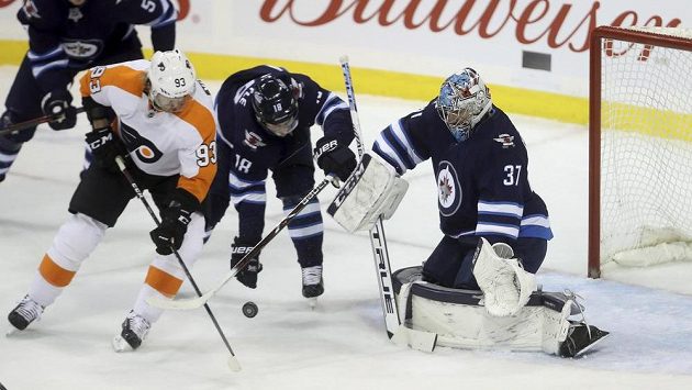 Útočník Philadelphie Jakub Voráček (vlevo) dává gól proti Winnipegu. Útočník Philadelphie Jakub Voráček (vlevo) dává gól proti Winnipegu.