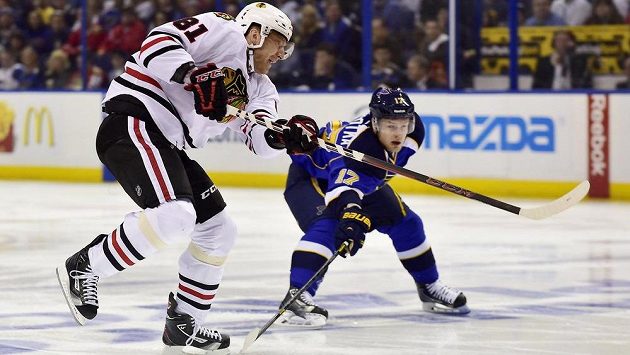 Chicagský Marián Hossa (vlevo) v souboji s Vladimírem Sobotkou ze St. Louis Blues. Chicagský Marián Hossa (vlevo) v souboji s Vladimírem Sobotkou ze St. Louis Blues.