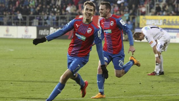 Plzeňský záložník Tomáš Hořava (vpředu) slaví gól na hřišti Slovácka v utkání 12. kola Synot ligy. Vpravo se raduje další středopolař Viktorie Ondřej Vaněk. Plzeňský záložník Tomáš Hořava (vpředu) slaví gól na hřišti Slovácka v utkání 12. kola Synot ligy. Vpravo se raduje další středopolař Viktorie Ondřej Vaněk.