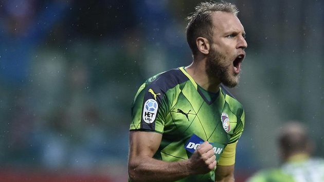 Daniel Kolář z Plzně se raduje z branky svého spoluhráče Krmenčíka na hřišti Mladé Boleslavi. Daniel Kolář z Plzně se raduje z branky svého spoluhráče Krmenčíka na hřišti Mladé Boleslavi.