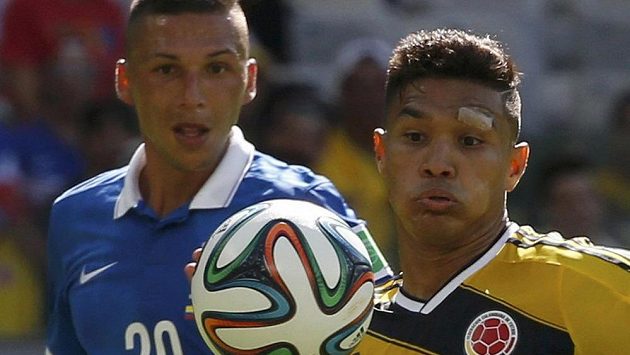 Řek Jose Holebas (vlevo) a Kolumbijec Teófilo Gutiérrez. Řek Jose Holebas (vlevo) a Kolumbijec Teófilo Gutiérrez.