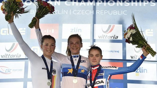 Zleva nejlepší v kategorii do 23 let: druhá Němka Lisa Kleinová, vítězka Nizozemka Aafke Soetová a třetí Nikola Nosková, Zleva nejlepší v kategorii do 23 let: druhá Němka Lisa Kleinová, vítězka Nizozemka Aafke Soetová a třetí Nikola Nosková,