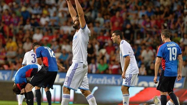 Krátce po hvizdu. Hráči Maccabi se radují, Plzeňané smutní. Krátce po hvizdu. Hráči Maccabi se radují, Plzeňané smutní.