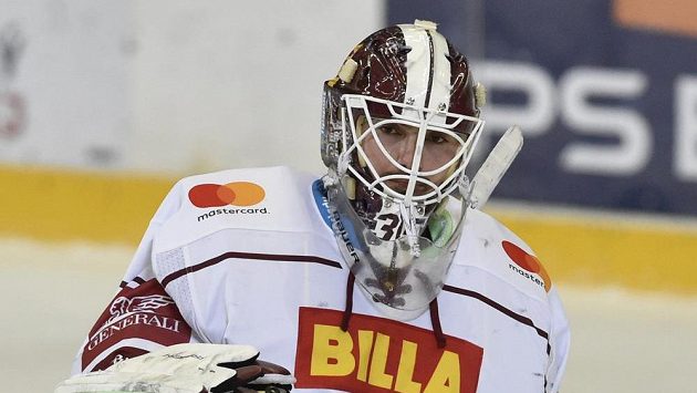 Brankář Sparty Matěj Machovský odjíždí na střídačku po čtvrtém inkasovaném gólu. Brankář Sparty Matěj Machovský odjíždí na střídačku po čtvrtém inkasovaném gólu.