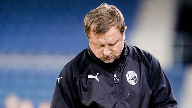 Zamyšlený trenér Viktorie Plzeň Pavel Vrba během tréninku. Zamyšlený trenér Viktorie Plzeň Pavel Vrba během tréninku.