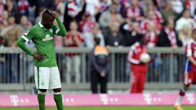 Smutný fotbalista Werderu Brémy Cedrick Makiadi. Smutný fotbalista Werderu Brémy Cedrick Makiadi.