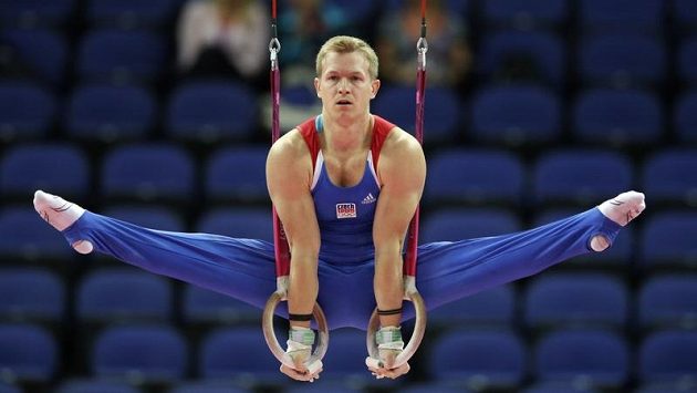 Český gymnasta Martin Konečný v olympijské kvalifikaci při cvičení na kruzích Český gymnasta Martin Konečný v olympijské kvalifikaci při cvičení na kruzích
