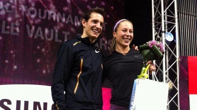 Vítězové tyčkařského mítinku v Doněcku Jiřina Ptáčníková (vpravo) a Renaud Lavillenie. Vítězové tyčkařského mítinku v Doněcku Jiřina Ptáčníková (vpravo) a Renaud Lavillenie.