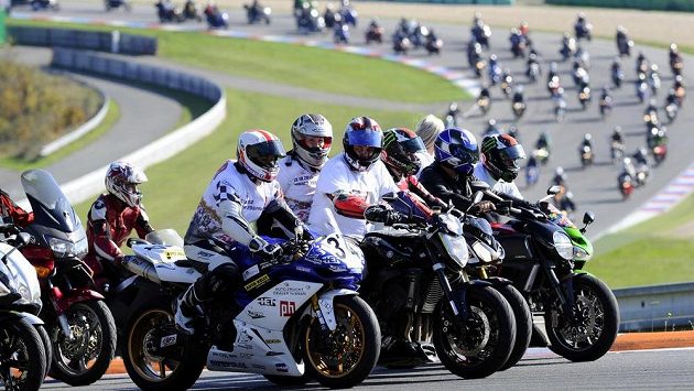 Masarykův okruh byl přeplněn tisícovkami motocyklů. Masarykův okruh byl přeplněn tisícovkami motocyklů.