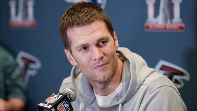 Quarterback Tom Brady z New England Patriots na tiskové konferenci před Super Bowlem. Quarterback Tom Brady z New England Patriots na tiskové konferenci před Super Bowlem.