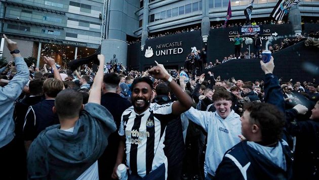 Euforie fanoušků Newcastlu po příchodu novýh vlastníků. Ambice jsou obrovské. Další kluby z Premier League však nadšení nesdílejí. Euforie fanoušků Newcastlu po příchodu novýh vlastníků. Ambice jsou obrovské. Další kluby z Premier League však nadšení nesdílejí.