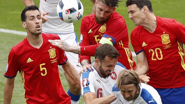 Český obránce Tomáš Sivok a Jaroslav Plašil (dole) v hlavičkovém souboji s trojicí Španělů ve složení zleva Sergio Busquets, Sergio Ramos a Aritz Aduriz. Český obránce Tomáš Sivok a Jaroslav Plašil (dole) v hlavičkovém souboji s trojicí Španělů ve složení zleva Sergio Busquets, Sergio Ramos a Aritz Aduriz.