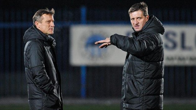 Trenérská dvojice Jiří Kotrba (vlevo) a Josef Csaplár v Liberci na prvním tréninku zimní přípravy. Trenérská dvojice Jiří Kotrba (vlevo) a Josef Csaplár v Liberci na prvním tréninku zimní přípravy.