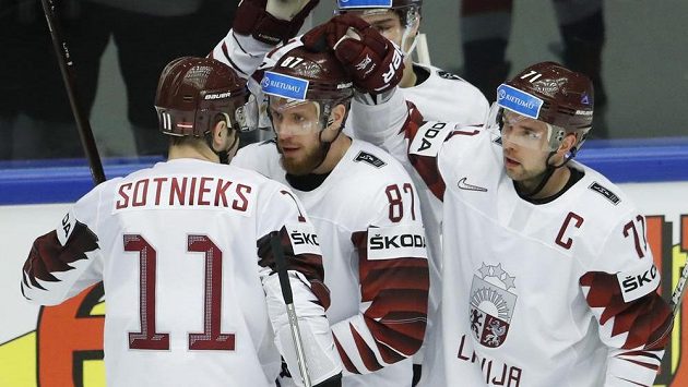 Lotyš Gints Meija (87) se raduje z gólu proti Korejcům. Na snímku jsou dále jeho spoluhráči Kristaps Sotnieks (vlevo), kapitán Roberts Bukarts (71) a Kristian Rubins. Lotyš Gints Meija (87) se raduje z gólu proti Korejcům. Na snímku jsou dále jeho spoluhráči Kristaps Sotnieks (vlevo), kapitán Roberts Bukarts (71) a Kristian Rubins.
